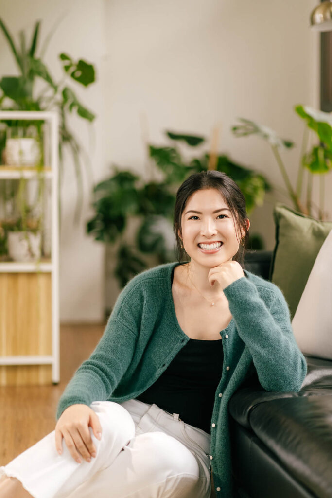 Woman portrait with her left elbow leaning on a sofa.